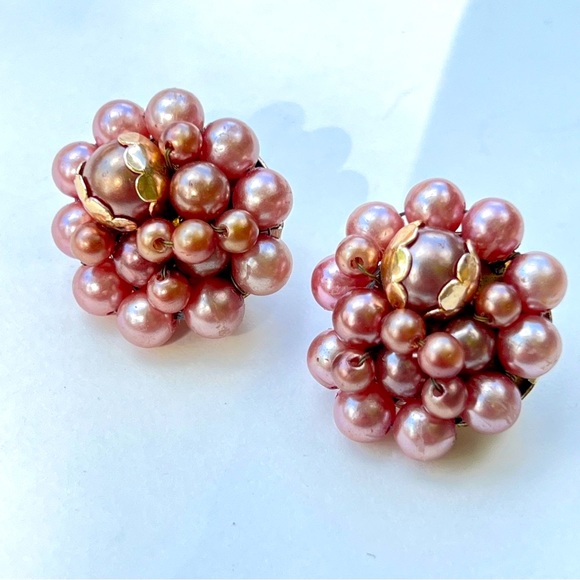 VINTAGE MID CENTURY cluster Mauve Faux Pearl Clip earrings NWOT - Picture 4 of 6